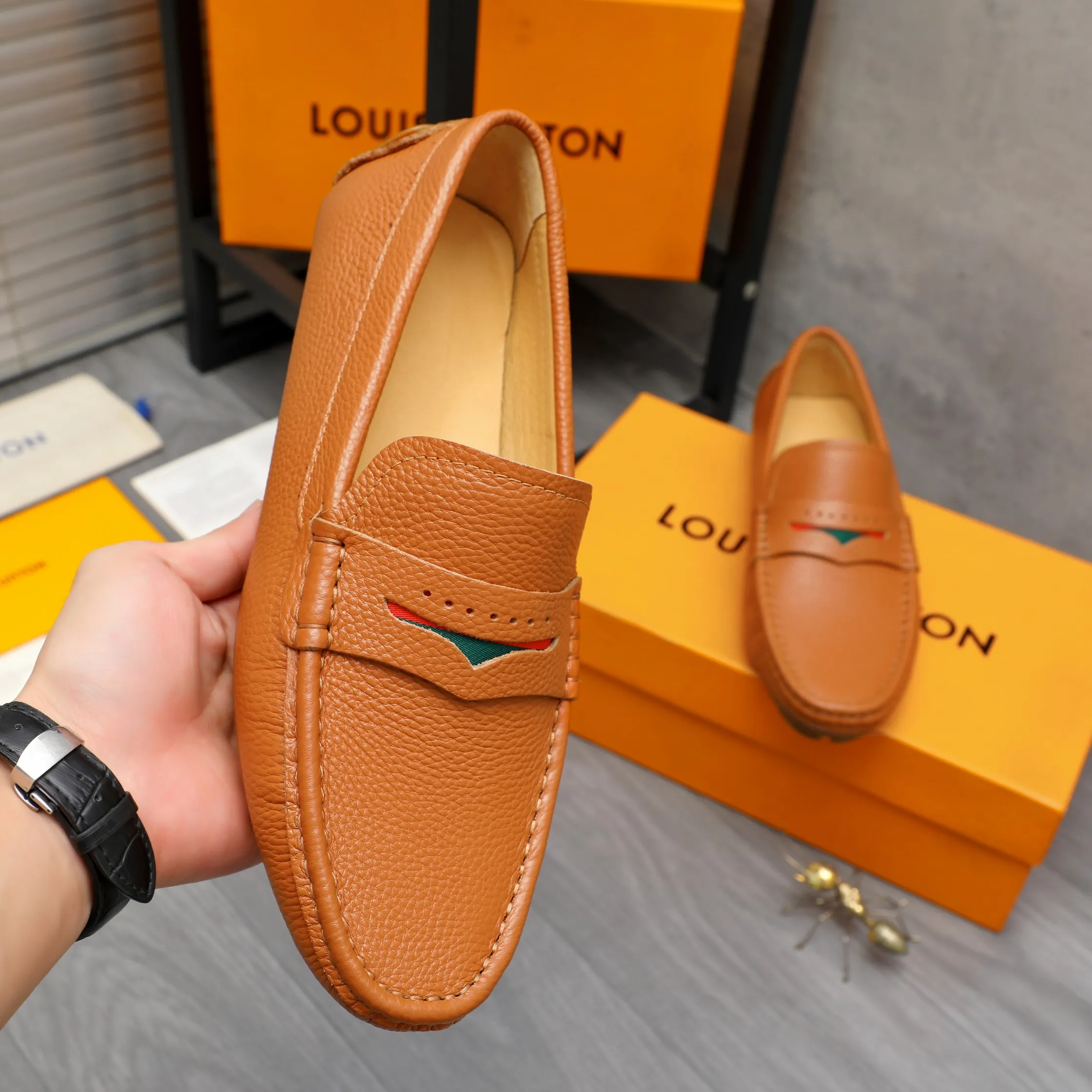 Men's shoes 💰360 Product trademark: LV "Louis Vuitton" casual slip-on men's shoes Regular size: 38-45 Product material: Selected pebbled cowhide upper, pigskin lining, rubber outsole